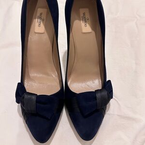Valentino Garavani Navy Suede Bow Pumps – Pointed Toe Heels Size 42